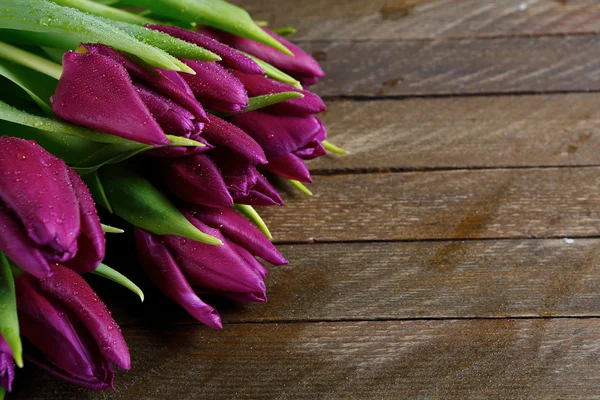 Violette Tulpen auf braunen Brettern — Stockfoto