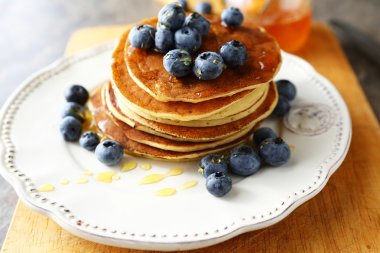 Şurubu ile Amerikan krep