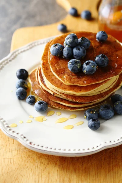 Pfannkuchen mit goldenem Sirup — Stockfoto