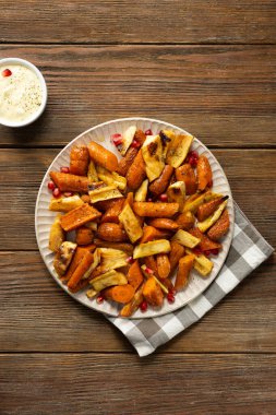 Kızarmış havuç ve yaban havucu ahşap yüzey manzarası