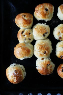 Bir fırın tepsisine tatlı çörekler