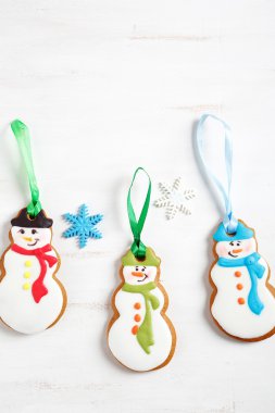 Üç beyaz bir arka plan üzerinde kardan adam zencefil