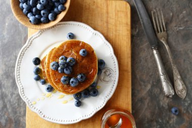 yığın krep berry ile