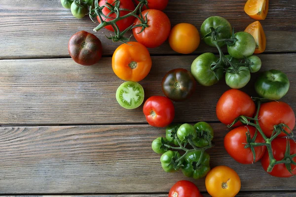 Tomates fraîches sur des planches en bois — Photo