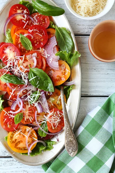 Salade van verse tomaten op plaat — Stockfoto