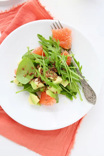 Knuspriger Salat mit Rucola auf einem Teller — Stockfoto