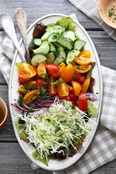 Rustikaler Salat auf Teller — Stockfoto