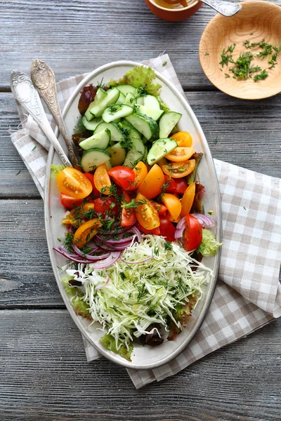 Salada com legumes frescos — Fotografia de Stock