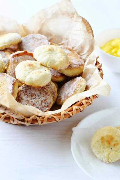 Scones in basket and cream in bowl — Stock Photo, Image