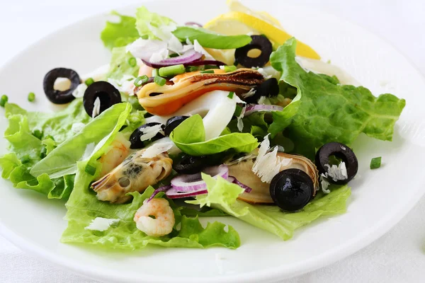 Ensalada saludable con mejillones — Foto de Stock