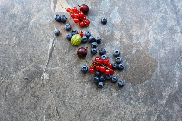 Frische Sommerbeeren auf steinigem Hintergrund — Stockfoto