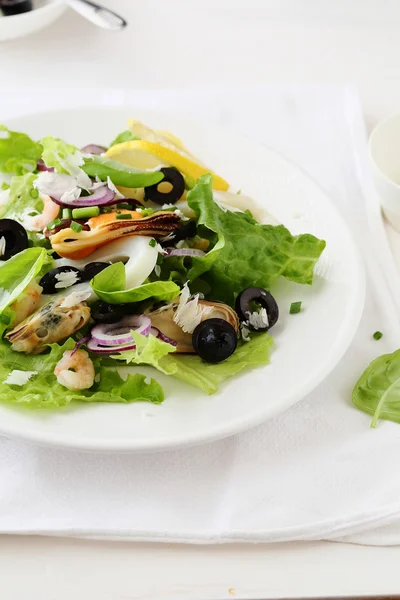 Salade de fruits de mer sur assiette — Photo