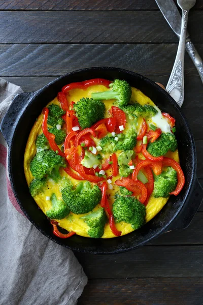 Frittata mit Gemüse in der Pfanne — Stockfoto