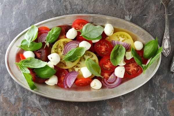 Heerlijke salade met tomaten — Stockfoto