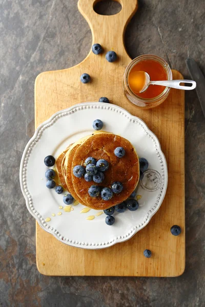 Leckere Pfannkuchen mit Blaubeeren — Stockfoto