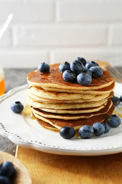 Frukost med pannkakor och bär — Stockfoto