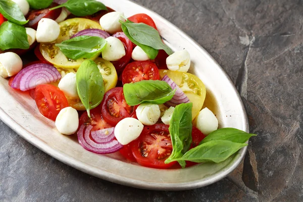 eski plaka üzerinde Caprese salatası