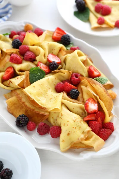 Crepes calde con bacche fresche — Foto Stock