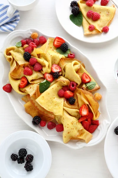 taze meyveleri ve ballı krep