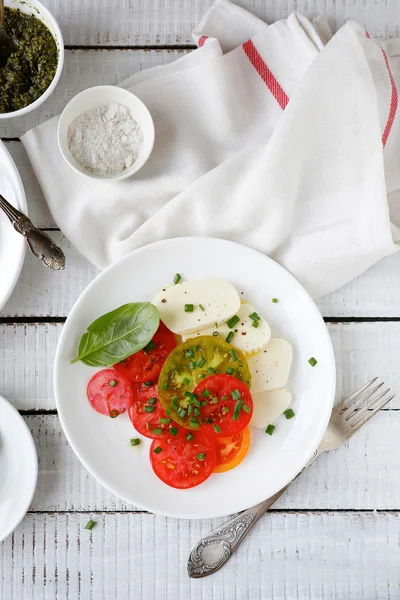 Salada com tomate fresco e queijo — Fotografia de Stock