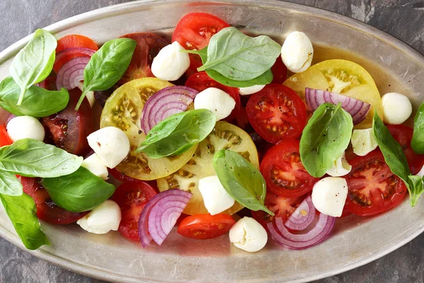 Lezzetli caprese salatası fesleğen ile — Stok fotoğraf