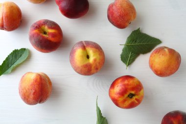 taze olgun şeftali ve yeşil yaprakları