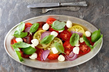 Caprese salatası fesleğen yaprakları ile