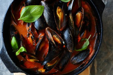 Buğulanmış midye tavası