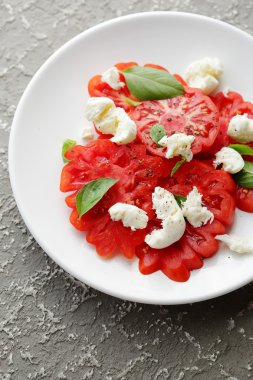 Mozzarella 'lı Caprese salatası