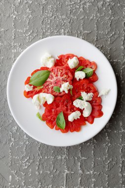 domatesli salata ve mozzarella.