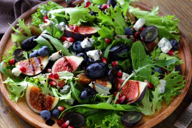 taze incir ve İtalyan peyniri salatası