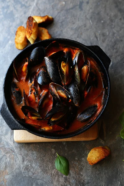 Mussels in red sauce — Stock Photo, Image