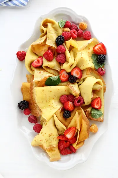 Varma crepes med sommaren berry mix — Stockfoto