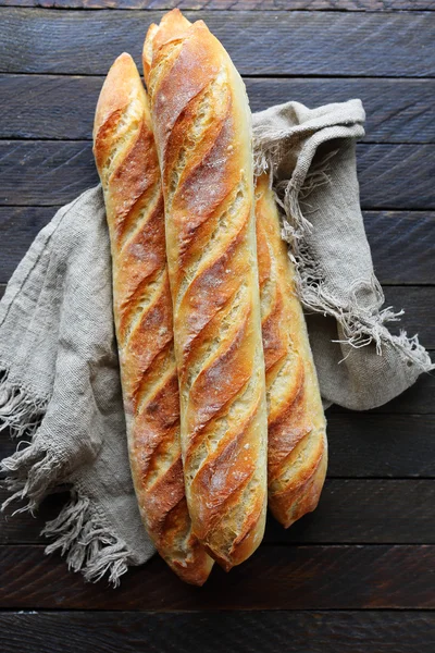 在餐巾纸上新鲜的法式面包 — 图库照片
