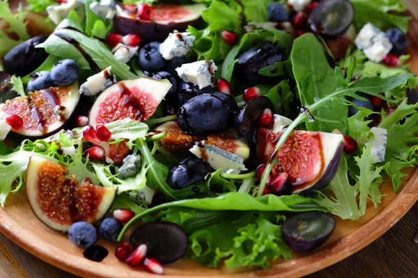 Salada com figos e queijo — Fotografia de Stock