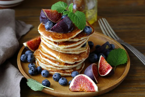 Stack pancakes with figs and blueberries — Stock Photo, Image