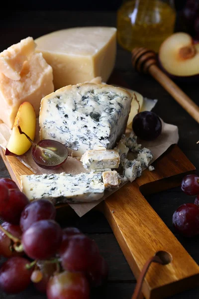 Käse Roquefort und Trauben — Stockfoto