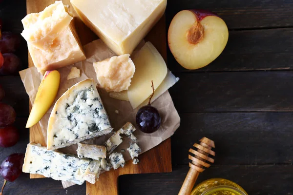 Meyve için meze ile peynir — Stok fotoğraf
