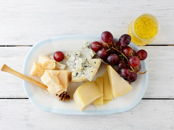 Quesos con miel y uvas — Foto de Stock