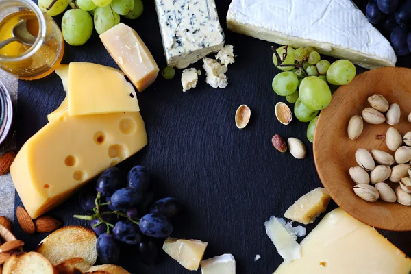 Conjunto de queijo na ardósia — Fotografia de Stock