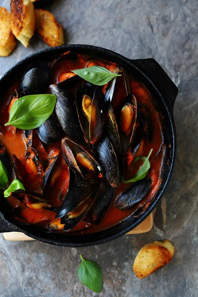 Steamed mussels in sauce — Stock Photo, Image