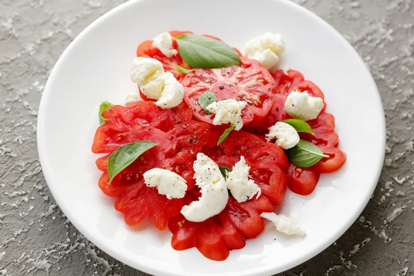 Tomatoes salad with mozzarella balls — Stock Photo, Image