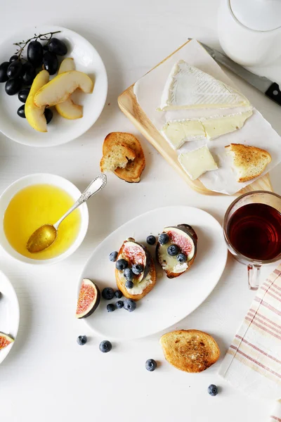 치즈와 차 아침 식사 구성 — 스톡 사진
