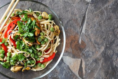 biber ve midye ile Çin eriştesi