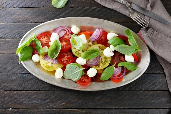 Salada de tomates de verão com mussarela — Fotografia de Stock