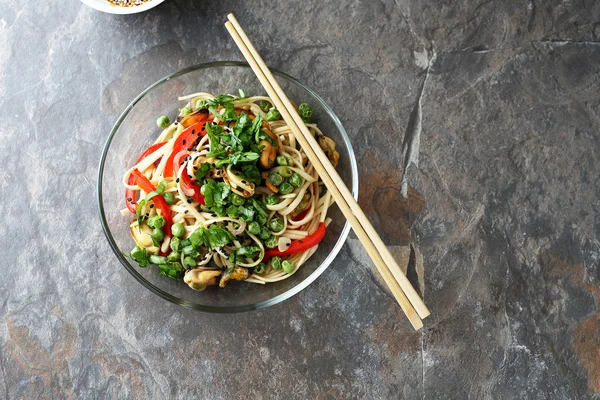 Fideos chinos con verduras asadas —  Fotos de Stock