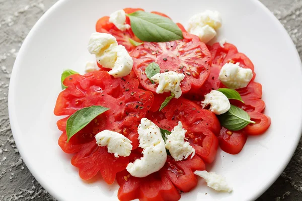 Mozzarella peyniri ile domates salatası