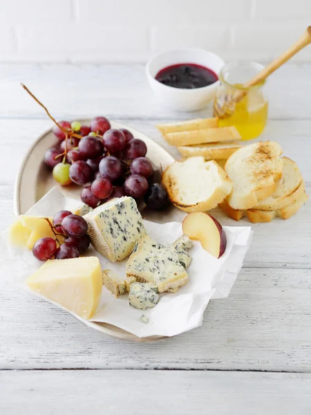 Breakfast composition with cheese and grapes — Stock Photo, Image