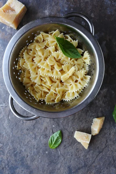 Pasta in vergiet en kaas — Stockfoto