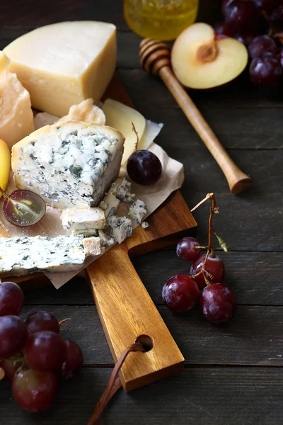 Rode druiven en blauwe kaas — Stockfoto
